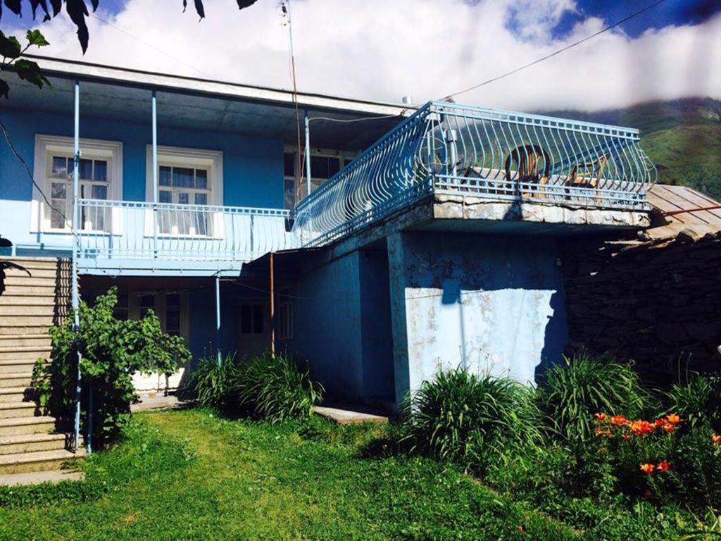 Blue Guesthouse Stepantsminda Exterior photo